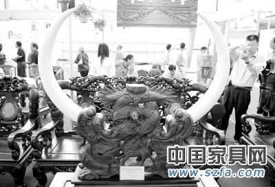 曾经高达8000万元一套的红木家具如今不到60万元。“不仅原料价格超跌,家具市场也有价无市”,业内称“令人心痛”记者周华摄 曾经高达8000万元一套的红木家具如今不到60万元。“不仅原料价格超跌,家具市场也有价无市”,业内称“令人心痛”记者周华摄