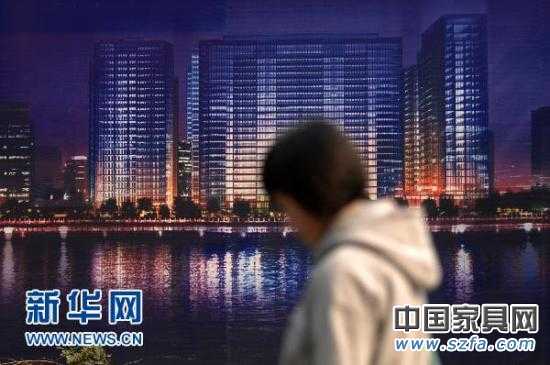 一位市民从杭州市区的一处商业楼盘广告牌前走过(2010年11月4日摄)。新华社记者 黄宗治 摄 一位市民从杭州市区的一处商业楼盘广告牌前走过(2010年11月4日摄)。新华社记者 黄宗治 摄