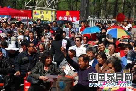 业主举牌进行抢拍