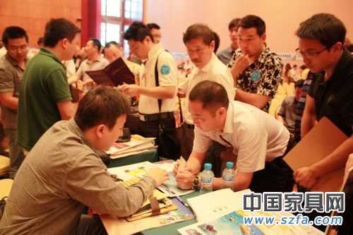 一位家具厂商代表与某家具卖场主动接触洽谈 一位家具厂商代表与某家具卖场主动接触洽谈