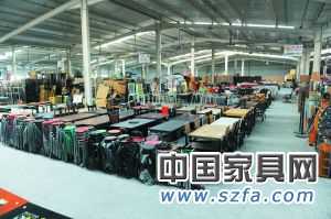 目前的二手家具市场内仍以板式家具交易为主，几乎看不见红木家具的影子。