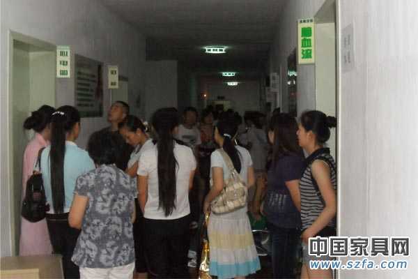 蝶依斓员工进行各项项目检查