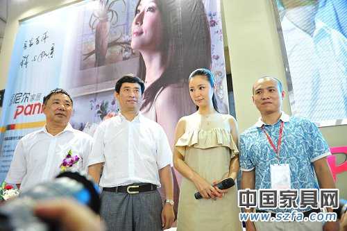 派尼尔家居代言人林心如与中国家协理事长朱长岭、派尼尔家居总经理邓启平合影
