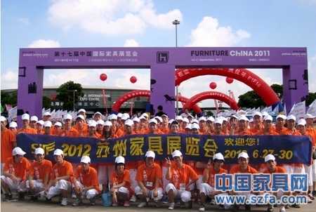 在上海,苏州家具展的工作人员信心满满 在上海,苏州家具展的工作人员信心满满