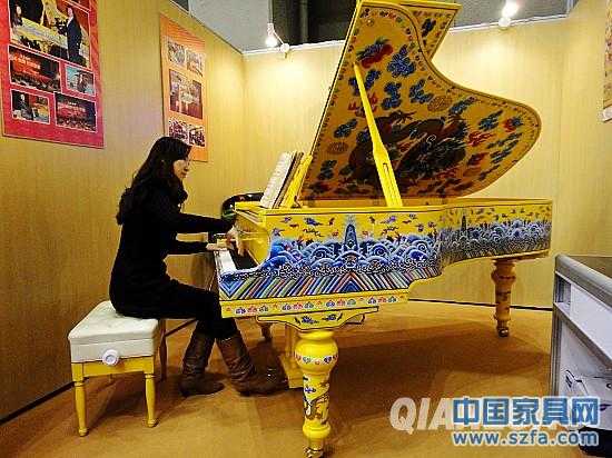 北京国际奢侈品展开幕 1.1亿金丝楠木家具亮相