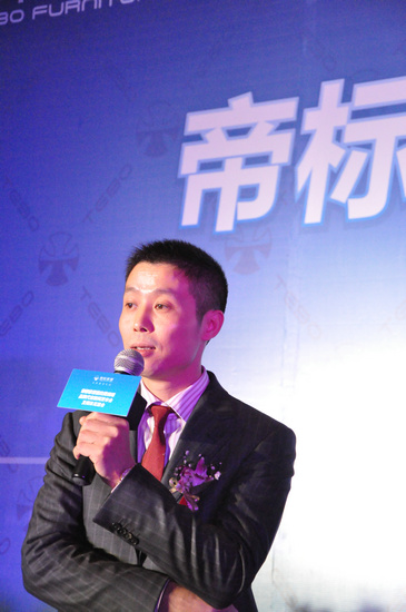 郑红鑫手拿搜狐狐狸公仔 郑红鑫
