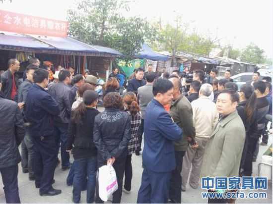 现场消费者接受记者采访 现场消费者接受记者采访
