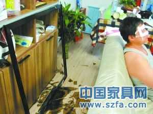 百强家具玻璃滑落伤人 消费者脸部被严重划伤