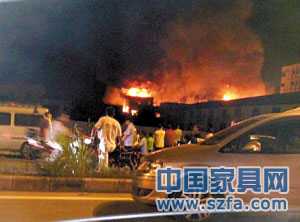 顺德两家具厂发生大火 48名消防员赶赴灭火