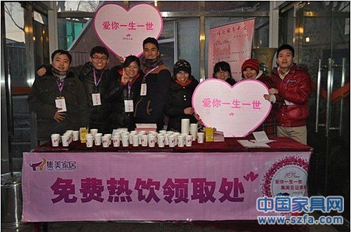 民政局外排长队等结婚 集美家居送热饮暖人心