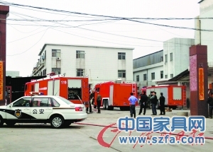 家具厂起火直烧两小时 所幸无人员伤亡