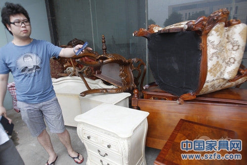 一统国际家居家具有问题 长沙顾客贴纸条示众