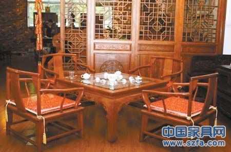 屏风、瓷器、奇石等配以红木家具更显浓郁中国风