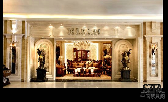 本案为金富丽集团旗下品牌,尊贵系列金沙展厅的局部空间,硬装主体以白调衬托出家具的工艺材质,金色线条则打破了单调的纯白氛围,主背景则采用浅色石材,精致的装饰柱,细腻的发光logo使其成为整个空间的特别之处,而在挂镜线以上的浮雕以及天花顶部的欧式花格,以各种细节的角度去诠释产品的高贵典雅风格。