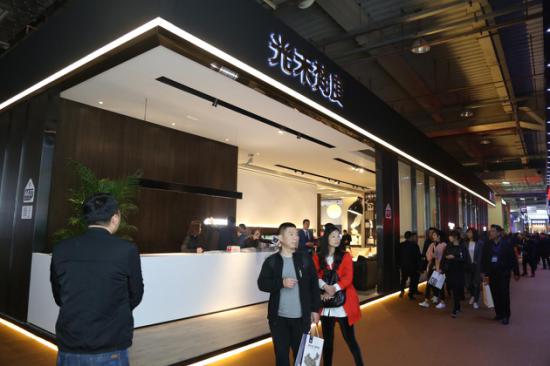 东莞名家具展传递中派理念：木在林内，爱在家中