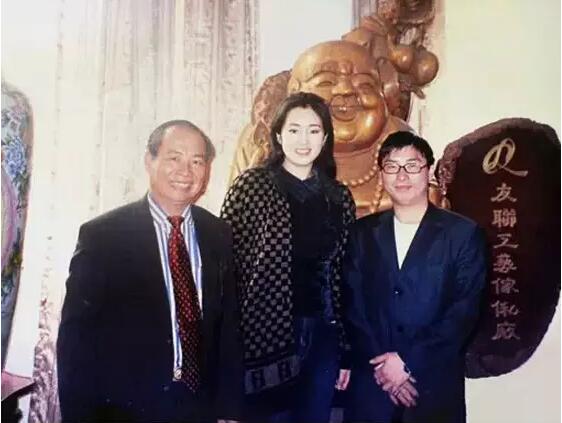 巩俐在友联为家厂合影 巩俐在友联为家厂合影
