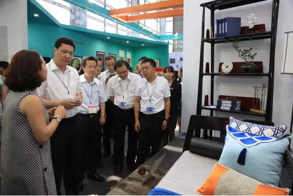 深圳市龙华区委书记余新国一行参观品鉴祥利红木家具 深圳市龙华区委书记余新国一行参观品鉴祥利红木家具