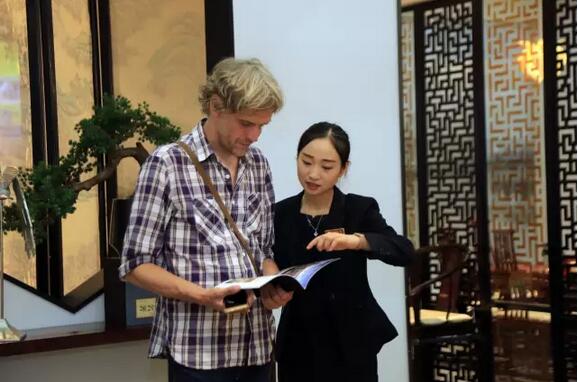 就连外国客人也对祥利红木家具十分感兴趣 就连外国客人也对祥利红木家具十分感兴趣