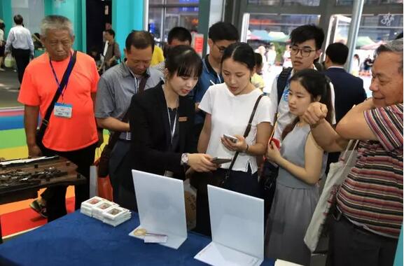 祥利红木微信区,市民们在扫微信 祥利红木微信区,市民们在扫微信