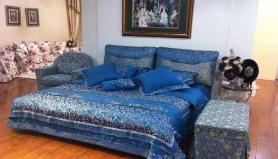 长春市皇家马车家具有限公司主要对产品的购销和研发,近年来公司为广大客户提供了高效,高质,放心省心,舒心的优质服务的产品保障。 公司为长春众多家庭服务了沙发专业定制,软床量尺定做、单双人床、沙发床、上下床 等业务,得到了广大顾客的信赖和认可。 质量管理:严格把控每一道制造工序,对原材料、布和海绵的供应商要求其提供环境保护标准证书。产品干燥速度及防虫处理都经过严格测试。类似无纺布这样的细节也符合嗅觉环保标准。公司承诺:我们的产品将带给您舒适、健康的生活享受。 我们的优势: 1、多年的欧式法式家具设计生产经验 2、公司追求长期稳定的业务合作关系 3、公司位置良好,物流运输便利 4、实体工厂直接供货,减少贸易环节成本 5、产品颜色及尺寸可根据客户需要更改 6、客户遍布国内各大城市 7、产品出厂到运输,全程提供质量保证 8、零售业务具有巨大的数量优势
