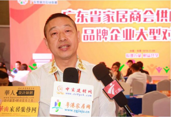 众多记者采访广东省家居商会供应链联盟主席李泉