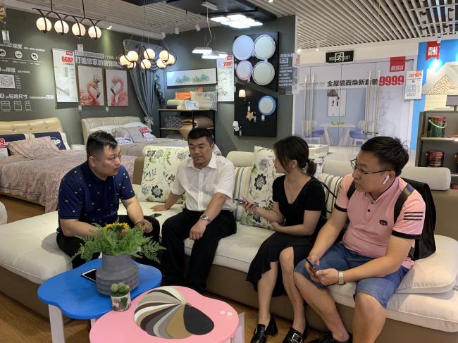东方雨虹华南家装大客户副总经理刘培（左1）、靓家居交付总经理温智敏（右1）接受媒体采访