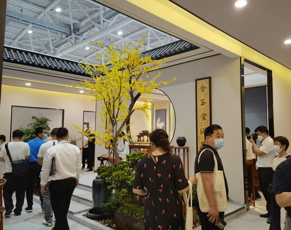 美联红木展馆高颜质新品力作吸引了一批又一批的经销商 美联红木展馆高颜质新品力作吸引了一批又一批的经销商