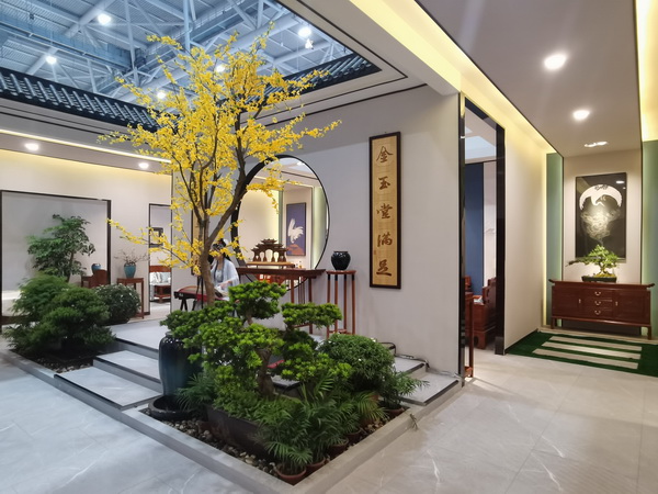 美联红木展馆内的中式院子布置尽显东方之雅韵 美联红木展馆内的中式院子布置尽显东方之雅韵