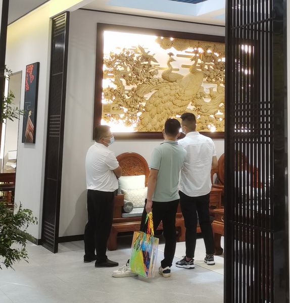 美联红木独特的精品力作吸引了一批批观展者 美联红木独特的精品力作吸引了一批批观展者