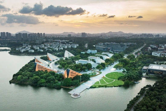 最佳都市景观设计奖:东大(深圳)设计有限公司《松山湖中心区通湖礼廊(示范段)改造提升工程项目》